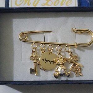 סיכה לעגלה עם שם התינוק