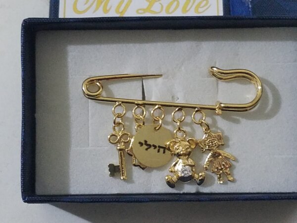 ⁦סיכה לעגלה עם שם התינוק⁩ – תמונה ⁦2⁩