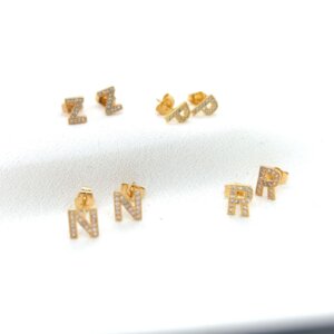 עגילי אות משובצים